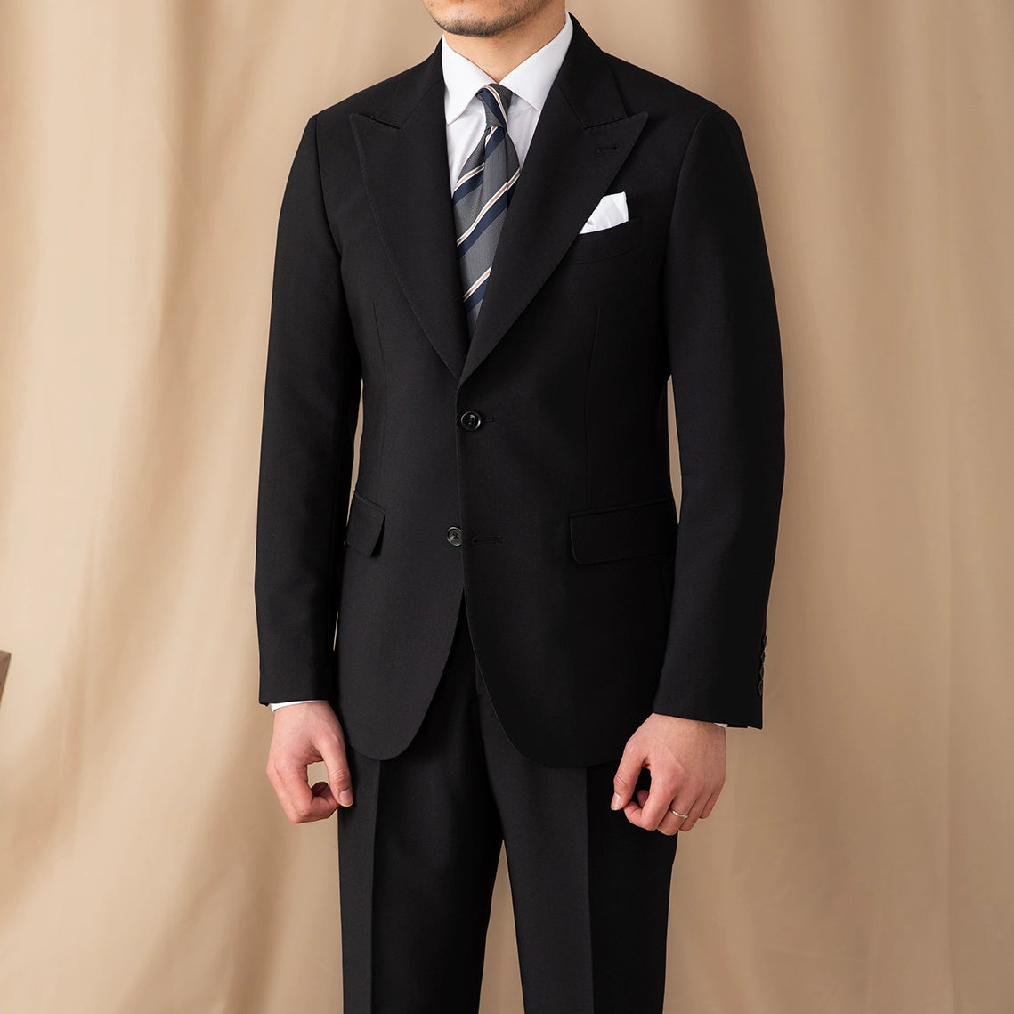 Costume dois botões Peak Lapel